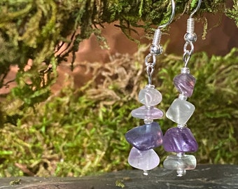 Pierres de fluorite avec perles d’accent argentées boucles d’oreilles goutte vert violet