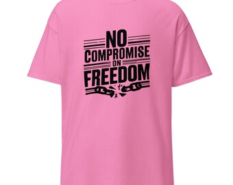 Puede incluir: Camiseta rosa con texto negro que dice "NO COMPROMISE ON FREEDOM" con un gráfico de cadena rota.