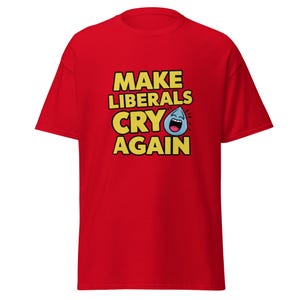 Puede incluir: Camiseta roja con texto amarillo que dice "Make Liberals Cry Again". Una lágrima de dibujos animados azul con una cara sonriente está al lado del texto.