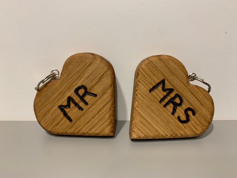 Personalised wedding mr & mrs keyrings oak solid gift anniversary