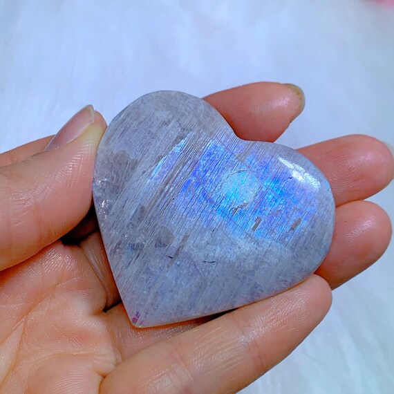 Rare coeur en cristal de pierre de lune brillant bleu, sculpture de coeur  en pierre de lune blanche bijou, pierre de lune flashy en forme de coeur,  cadeau spirituel pour femme 