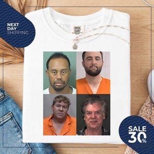 Puede incluir: Camiseta blanca Comfort Colors con cuatro imágenes de fotos policiales. Un collar dorado con un colgante descansa sobre la camiseta. La camiseta está doblada sobre una superficie de mezclilla. Un círculo azul con el texto "NEXT DAY SHIPPING" está en la esquina superior izquierda.