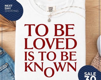 Literarisches Zitat T-Shirt | Geliebt werden ist bekannt Grafik T-Shirt