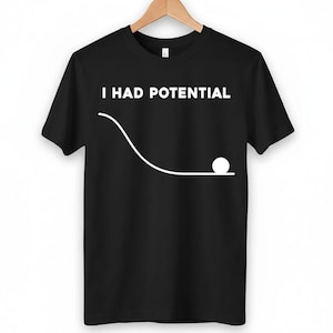 Puede incluir: Camiseta negra con el texto blanco "I HAD POTENTIAL" sobre un dibujo lineal blanco de una bola rodando por un camino curvo. Diseño sencillo y gráfico.