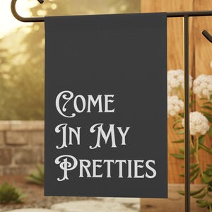 Witchy Gartenfahne, coole Gartenfahne, Horror Hoffahne, Verandadekor, Geschenke für Geeks, Geschenke für Nerds, Goth Gartenfahne, Hexengeschenk