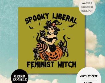 Może przedstawiać: Kwadratowa naklejka winylowa z ilustracją w stylu vintage przedstawiającą wiedźmę trzymającą czarne koty i siedzącą na dyni. Tekst "SPOOKY LIBERAL FEMINIST WITCH" jest wyświetlany w kolorze czarnym. Naklejka jest wodoodporna i odporna na zarysowania.