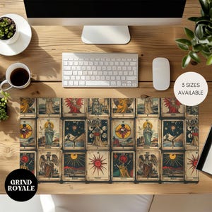 Puede incluir: Una alfombrilla de escritorio rectangular con un diseño de cartas del tarot. La alfombrilla presenta varias ilustraciones y el texto "GRIND ROYALE". El texto "3 SIZES AVAILABLE" también es visible.