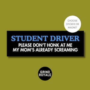 Peut inclure: Un autocollant ou aimant rectangulaire noir avec le texte bleu STUDENT DRIVER et le texte blanc PLEASE DON'T HONK AT ME MY MOM'S ALREADY SCREAMING. Un badge circulaire blanc indique CHOOSE STICKER OR MAGNET et un cercle noir indique GRIND ROYALE.