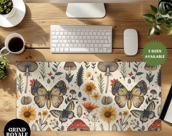 Peut inclure: Un tapis de bureau blanc avec un motif répétitif de papillons, champignons, fleurs et cristaux. Le motif est dans des tons de jaune, rouge, vert, bleu et marron. Le texte "Grind Royale" est dans le coin inférieur gauche.