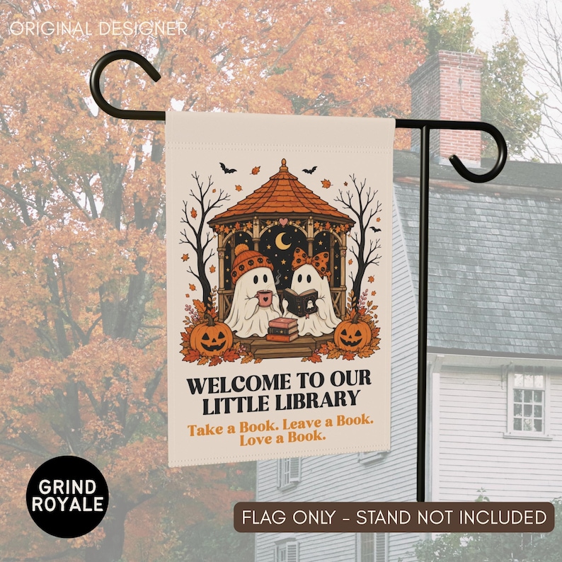 K&ouml;nnte beinhalten: Eine rechteckige Gartenflagge mit cremefarbenem Hintergrund und einer Illustration von zwei Geistern in einem Pavillon, K&uuml;rbissen und Herbstbl&auml;ttern. Der Text lautet: WELCOME TO OUR LITTLE LIBRARY. Take a Book. Leave a Book. Love a Book. Die Flagge h&auml;ngt an einem schwarzen Metallst&auml;nder.