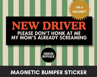 Könnte beinhalten: Schwarzer magnetischer Stoßstangenaufkleber mit dem Text "NEW DRIVER" in Orange und dem Satz "PLEASE DON'T HONK AT ME MY MOM'S ALREADY SCREAMING" in Weiß. Ein goldener Stern mit der Aufschrift "I'M A MAGNET!"