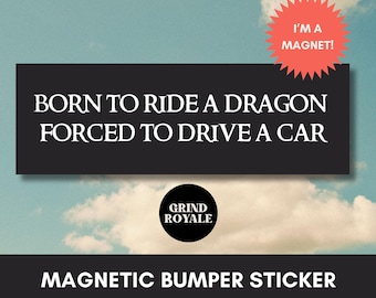 Puede incluir: Una pegatina magnética para parachoques en blanco y negro con el texto "BORN TO RIDE A DRAGON FORCED TO DRIVE A CAR" y el logotipo "GRIND ROYALE". La pegatina también tiene una estrella roja con el texto "I'M A MAGNET!"