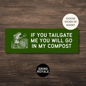 Op de afbeelding: Een groene rechthoekige sticker of magneet met de tekst "IF YOU TAILGATE ME YOU WILL GO IN MY COMPOST". Een kikkerillustratie met een hooivork staat links. Het Grind Royale-logo staat onderaan.