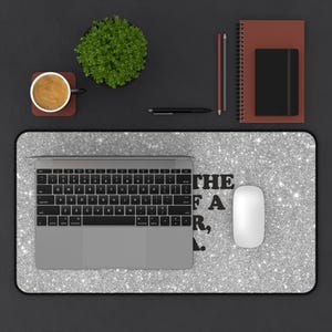 Grand tapis de bureau pour gamer Skin of a Killer Vampire, tapis de souris gamer, joli accessoire de bureau pour ordinateur, jolies fournitures de bureau, décoration de bureau à domicile image 7