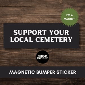 Peut inclure: Autocollant magnétique noir et blanc avec le texte "Support Your Local Cemetery" et un petit cercle avec le texte "Grind Royale" en blanc sur fond noir. L'autocollant a une étoile verte avec le texte "I'm a Magnet!" en blanc.
