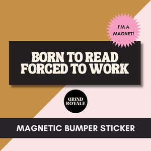 Könnte beinhalten: Schwarz-weißer magnetischer Stoßfängeraufkleber mit dem Text "BORN TO READ FORCED TO WORK" und einem kleinen Kreis mit dem Text "GRIND ROYALE" darunter. Der Aufkleber hat einen rosa Stern mit dem Text "I'M A MAGNET!" darüber.