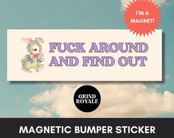 Puede incluir: Una pegatina magnética rectangular con fondo crema que presenta una ilustración vintage de un conejo con chaleco azul y lazo rosa. El texto dice FUCK AROUND AND FIND OUT en letras moradas, con una estrella roja que dice I'M A MAGNET!