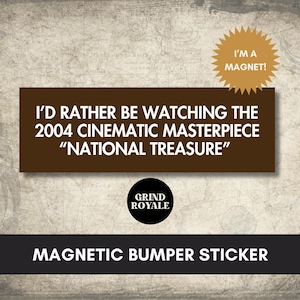 以下が含まれることがあります： 「I'D RATHER BE WATCHING THE 2004 CINEMATIC MASTERPIECE 'NATIONAL TREASURE'」と書かれた茶色のマグネットバンパーステッカー。ステッカーには「I'M A MAGNET!」と「MAGNETIC BUMPER STICKER」の文字も含まれています。