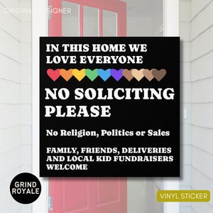Könnte beinhalten: Ein schwarzes rechteckiges Schild mit weißem Text, der IN THIS HOME WE LOVE EVERYONE, NO SOLICITING PLEASE, No Religion, Politics or Sales sowie FAMILY, FRIENDS, DELIVERIES AND LOCAL KID FUNDRAISERS WELCOME lautet, mit einer Reihe von neun bunten Herzen.