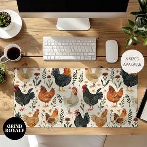Puede incluir: Alfombrilla de escritorio rectangular con un patrón repetido de gallinas, gallos y elementos florales en tonos marrón, negro y crema. La alfombrilla tiene el texto "3 SIZES AVAILABLE" y "GRIND ROYALE".