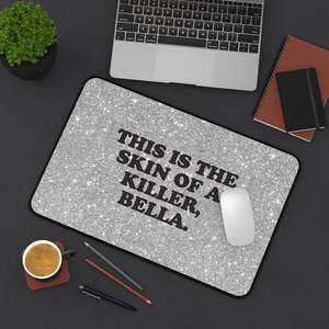 Grand tapis de bureau pour gamer Skin of a Killer Vampire, tapis de souris gamer, joli accessoire de bureau pour ordinateur, jolies fournitures de bureau, décoration de bureau à domicile image 5