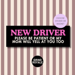 Op de afbeelding: Een rechthoekig zwart bord met roze tekst NEW DRIVER en witte tekst PLEASE BE PATIENT OR MY MOM WILL YELL AT YOU TOO. Een lichtpaarse cirkel leest CHOOSE STICKER OR MAGNET en een zwarte cirkel leest GRIND ROYALE.