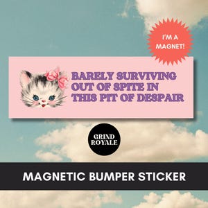 Puede incluir: Una pegatina magn&eacute;tica rosa para parachoques con un gatito de dibujos animados con un lazo rosa. El texto dice: "Barely Surviving Out of Spite in This Pit of Despair". Una estrella roja dice "I'm a Magnet!" y un c&iacute;rculo negro dice "Grind Royale."