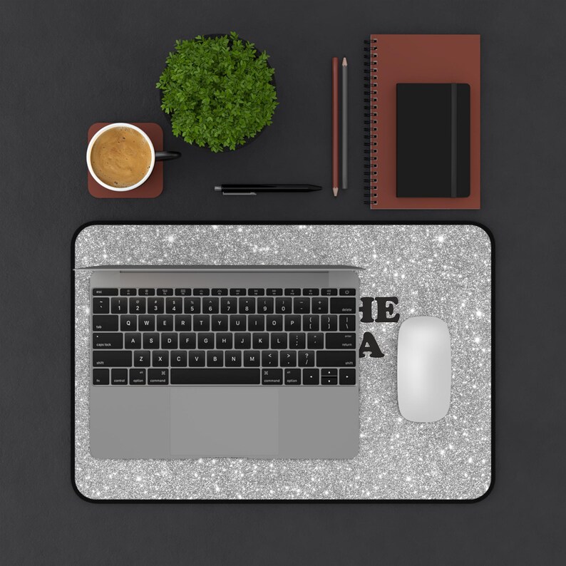 Grand tapis de bureau pour gamer Skin of a Killer Vampire, tapis de souris gamer, joli accessoire de bureau pour ordinateur, jolies fournitures de bureau, décoration de bureau à domicile image 4