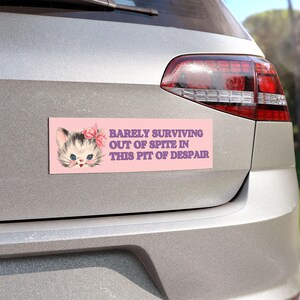 Imán para parachoques de coche con humor negro y gato kitsch, imán divertido para coche, pegatina divertida para parachoques, pegatina para parachoques, pegatinas de "Unhinged", pegatinas de la generación Z, emo anciano imagen 4