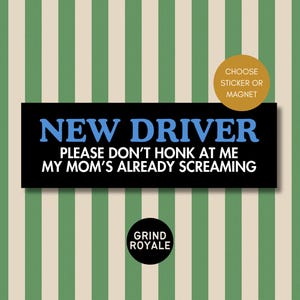 Puede incluir: Un letrero rectangular negro con texto azul y blanco que dice NEW DRIVER PLEASE DON'T HONK AT ME MY MOM'S ALREADY SCREAMING. Un círculo dorado en la esquina superior derecha dice CHOOSE STICKER OR MAGNET y un círculo negro abajo dice GRIND ROYALE.