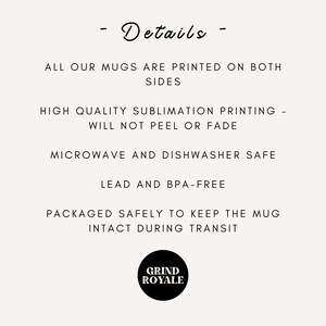 K&ouml;nnte beinhalten: Ein Schwarzwei&szlig;bild mit Text, der "Details" lautet und die Eigenschaften einer Tasse auflistet. Der Text lautet "Alle unsere Tassen sind beidseitig bedruckt", "Hochwertiger Sublimationsdruck - rei&szlig;t nicht ein und verblasst nicht", "Mikrowellen- und sp&uuml;lmaschinenfest", "Bleifrei und BPA-frei", "Sicher verpackt, um die Tasse w&auml;hrend des Transports intakt zu halten". Der Text "Grind Royale" befindet sich in einem Kreis am unteren Rand des Bildes.