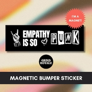 Pode incluir: Adesivo magnético preto para pára-choques com o texto "EMPATHY IS SO PUNK" em branco. Uma mão com um gesto de rock and roll está à esquerda. Um adesivo vermelho em forma de estrela diz "I'M A MAGNET!"