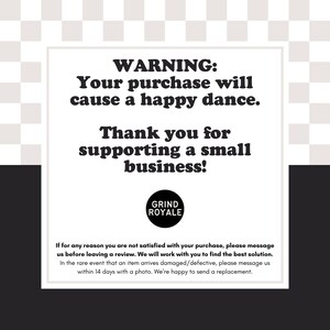 Puede incluir: Gr&aacute;fico en blanco y negro con el texto "ADVERTENCIA: Su compra provocar&aacute; un baile feliz." y "&iexcl;Gracias por apoyar a una peque&ntilde;a empresa!" Tambi&eacute;n est&aacute; presente el logotipo de Grind Royale.