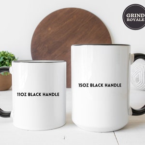 Peut inclure: Deux tasses en c&eacute;ramique blanche avec des bords et des poign&eacute;es noirs. La tasse la plus petite est &eacute;tiquet&eacute;e "11oz Black Handle" et la tasse la plus grande est &eacute;tiquet&eacute;e "15oz Black Handle".