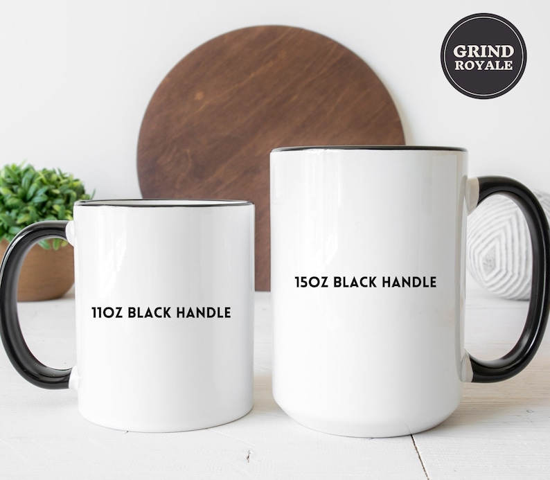Peut inclure: Deux tasses en c&eacute;ramique blanche avec des bords et des poign&eacute;es noirs. La tasse la plus petite est &eacute;tiquet&eacute;e "11oz Black Handle" et la tasse la plus grande est &eacute;tiquet&eacute;e "15oz Black Handle".