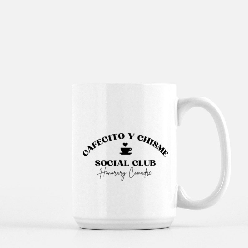 Peut inclure: Une tasse en c&eacute;ramique blanche avec un motif noir qui dit "Cafecito y Chisme Social Club Honorary Comadre" avec une petite ic&ocirc;ne de tasse &agrave; caf&eacute;.