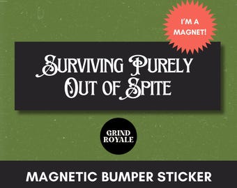 Puede incluir: Pegatina magnética para parachoques en blanco y negro con el texto "SURVIVING PURELY OUT OF SPITE" y un círculo negro con el texto "GRIND ROYALE" debajo. La pegatina tiene una estrella roja con el texto "I'M A MAGNET!" encima.