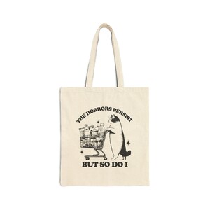 Bolsa de tela "Los horrores persisten, pero yo también", bolsa de tela con diseño de gato, bolsa de tela divertida, bolsa para ratón de biblioteca, bolsa de biblioteca, regalos para lectores, romance, adicto a los libros imagen 2
