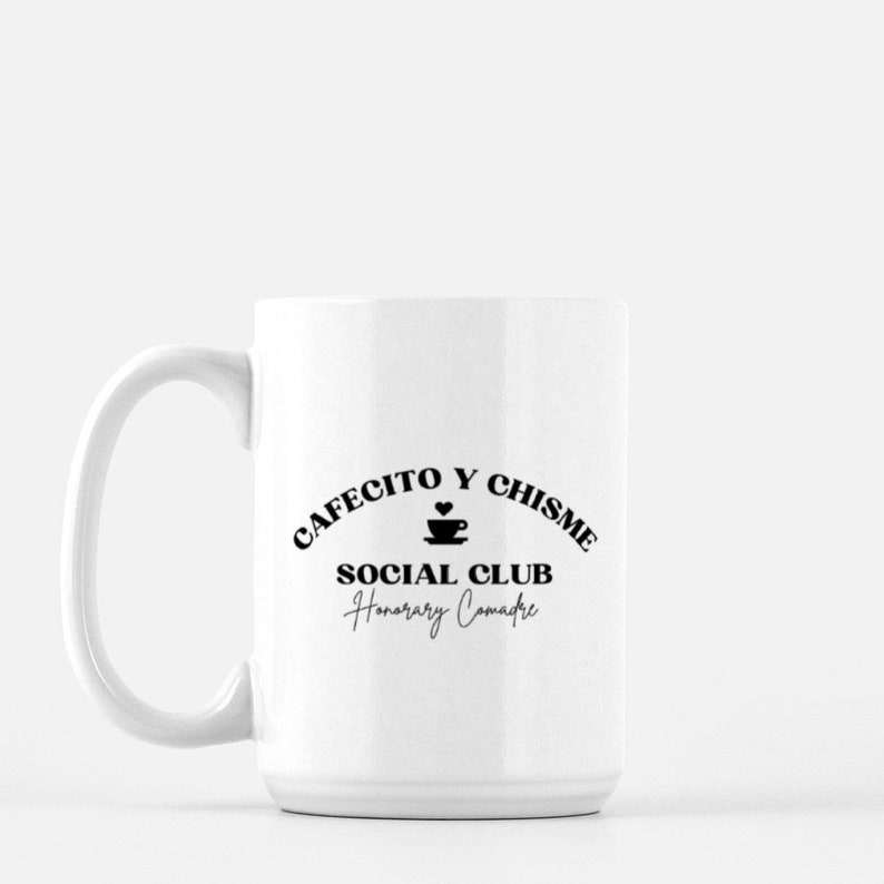 Peut inclure: Une tasse &agrave; caf&eacute; en c&eacute;ramique blanche avec un motif noir qui dit "Cafecito y Chisme Social Club Honorary Comadre".