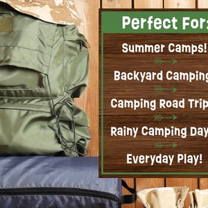 Puede incluir: Una mochila de camping verde con un saco de dormir azul y un letrero de madera que dice "Perfecto para: Campamentos de verano! Acampar en el patio trasero! Viajes de campamento por carretera! D&iacute;as de campamento lluviosos! Juego diario!"