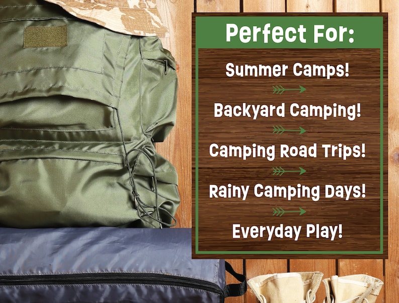 Puede incluir: Una mochila de camping verde con un saco de dormir azul y un letrero de madera que dice "Perfecto para: Campamentos de verano! Acampar en el patio trasero! Viajes de campamento por carretera! D&iacute;as de campamento lluviosos! Juego diario!"