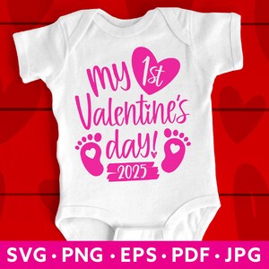 Primeiro Dia dos Namorados SVG - Meu primeiro presente de Dia dos Namorados - Bebê 1º Dia dos Namorados Svg - Sublimação PNG - Camiseta Bebê Dia dos Namorados Bolsa Almofada Caneca