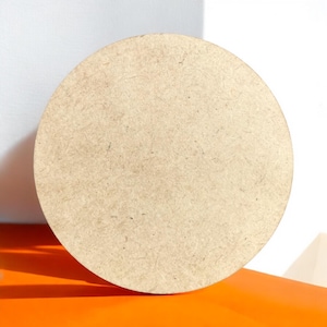 Peut inclure: Un dessous de verre rond en bois brun clair. Le dessous de verre est fait d'un matériau composite et a une surface lisse. Le dessous de verre est de couleur neutre et peut être utilisé à diverses fins.