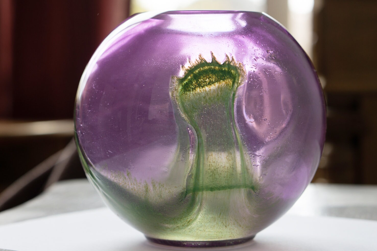 La Rochère Vase Globe, Quelques Fines Rayures. Il Y A Encore Des Gouttes d'eau Dessus. Je Venais de