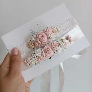 Set di elegante fascia per neonati e cintura per abito, battesimo, rosa chiaro e bianco, regalo per neonato, primo compleanno, alone floreale