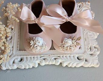 Fluwelen babyslofjes, witte bloemenparels, doop, newborn