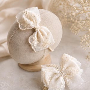 Wunderschöne elfenbeinfarbene Haarschleife aus Spitze und Tüll, Haarspange mit Schleife, ideal für Neugeborenen-Fotoshootings, Taufen und andere Anlässe.