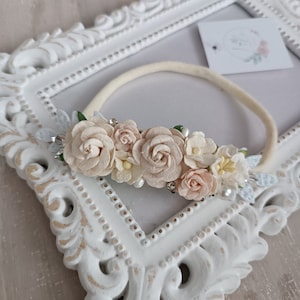 Kleines elegantes elfenbein & blush rosa Baby Mädchen Blumen Haarband und Kleider Gürtel, Neugeborene, Taufe, Taufe Haarband, Blumen Heiligenschein, Perlen