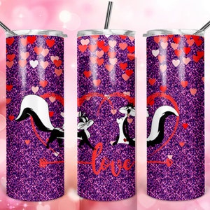 Puede incluir: Un vaso de purpurina morado con un tema de San Valentín que presenta una pareja de mofetas de dibujos animados con un corazón y la palabra "love".