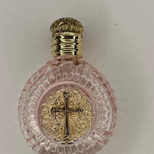 Botella de agua bendita - Cristal rosa con emblema de la Santa Cruz - bañada en latón